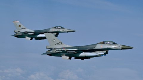 <b>U.S. approves shipments of F-16s to Ukraine in major gain for Kyiv</b>