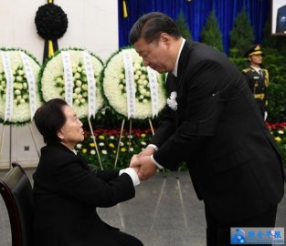 Member of the Seventh Standing Committee Wang Qishan Hu Jintao and others bid farewell