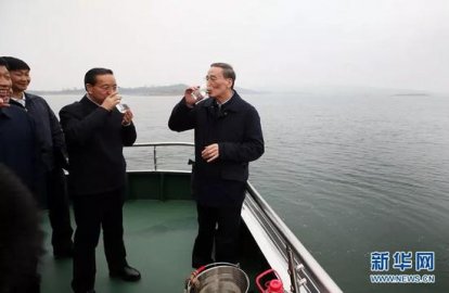 Wang Qishan drank Danjiangkou Reservoir water directly and praised ＂this water is very