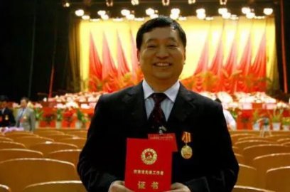 Zhou Yanbo, chairman of the college, has a permanent resident of Canada