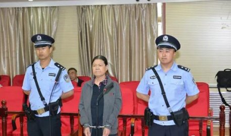 The county magistrate said that ＂200＂ businessmen sent her 2 million yuan suitcases