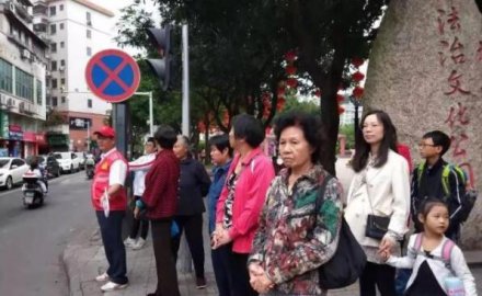 Municipal Party Secretary Quan Guishou wears red vests and Xiaohong Hat