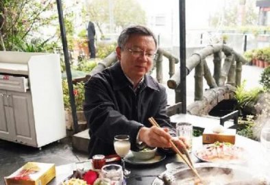 Li Bo, deputy mayor of Chongqing, took his head ＂down the restaurant＂ to eat hot pot