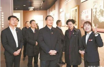 The new deputy secretary Mao Weiming presented the flower basket to Mao Zedong's 