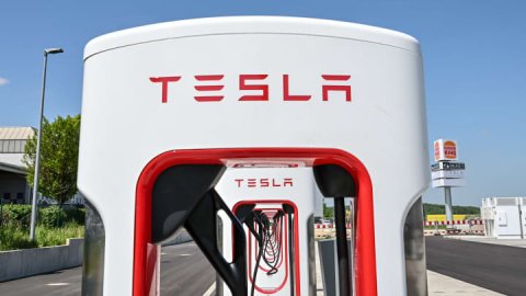 <b>Tesla to install charging stations at 2,000 Hiltons in North America</b>