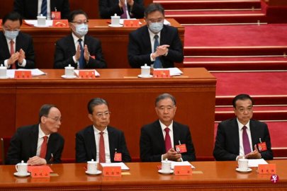 <b>At the closing meeting, he appeared at Wang Qishan to appear with the Standing Committ</b>