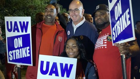 <b>UAW strike brings blue collar battle, Bernie Sanders to Detroit</b>