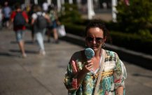 The British government officials are approved in the face of extreme high -temperature