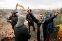 Israeli forced the army in Hibber to demolish the house