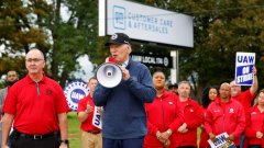 Biden stands with striking UAW autoworkers in Michigan