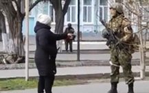 Ukrainian women confront Russian soldiers cursed with ＂poetic＂