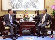 Wang Yi meets the Ambassador: The United States should no longer try to deal with Chin