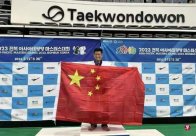 Taekwondo players will give the five -star flag when receiving the prize