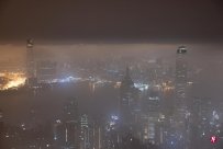 Two high -rise buildings break through the locking Hong Kong fog