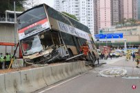 Hong Kongba collided into the division dike and 44 people were injured and sent to the