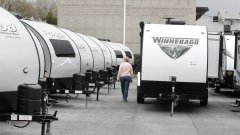 Winnebago revenue shows weak discretionary spending