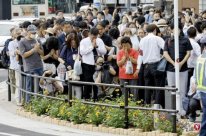 Abe's first anniversary memorial service several men were arrested by ＂holding gu