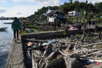 Tropical storm attacks the old island of Phota Lan Island to take refuge at home