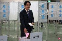 Lai Qingde returned to Tainan this morning to vote for the public to cherish democracy