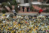 Chinese people go to Li Keqiang Hefei's former residence to offer flowers from th